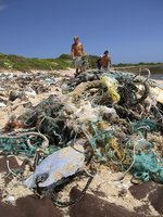 200px-Marine-debris-2006-hawaiian-islands2.jpg