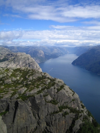 576px-preikestolen-view-left.png.jpeg