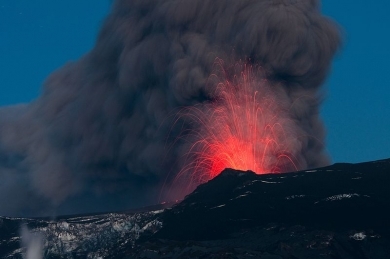 800px-eyjafjallaj--kull-major-eruption-20100510.jpg