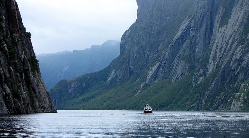 800px-western-brook-pond--by-boat.jpg