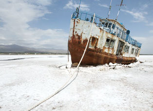 Urmiastranded-ship2011-09-01 l.jpg